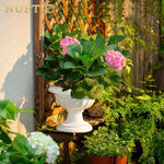vase blanc classique plastique ridé fleurs artificielles décoration intérieure maison
