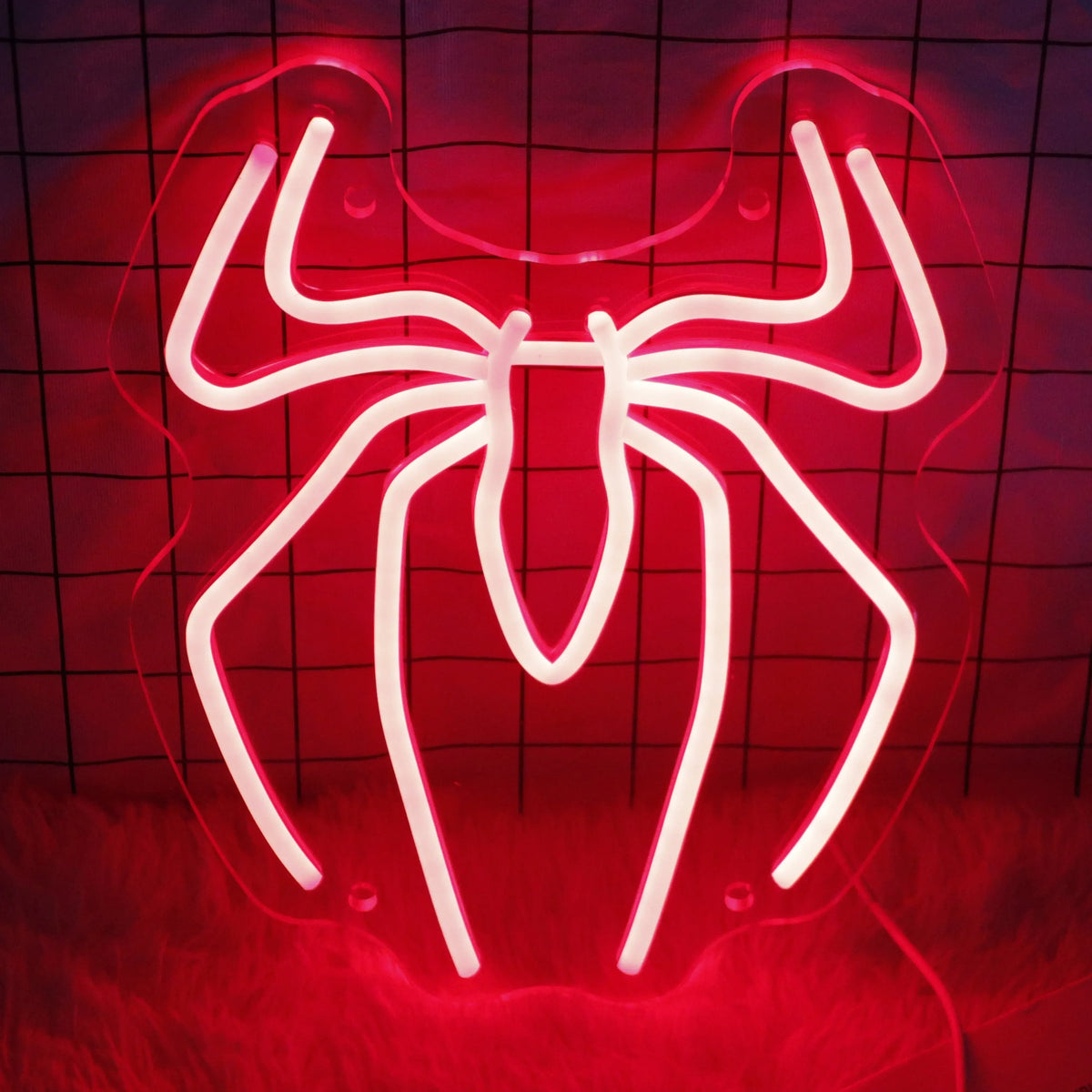 Détail de l'enseigne Spider Anime LED allumée dans une chambre à coucher
