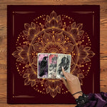 tapis mandala doré rouge cristaux fleurs séchées cartes tarot décoratif spiritualité chambre salon