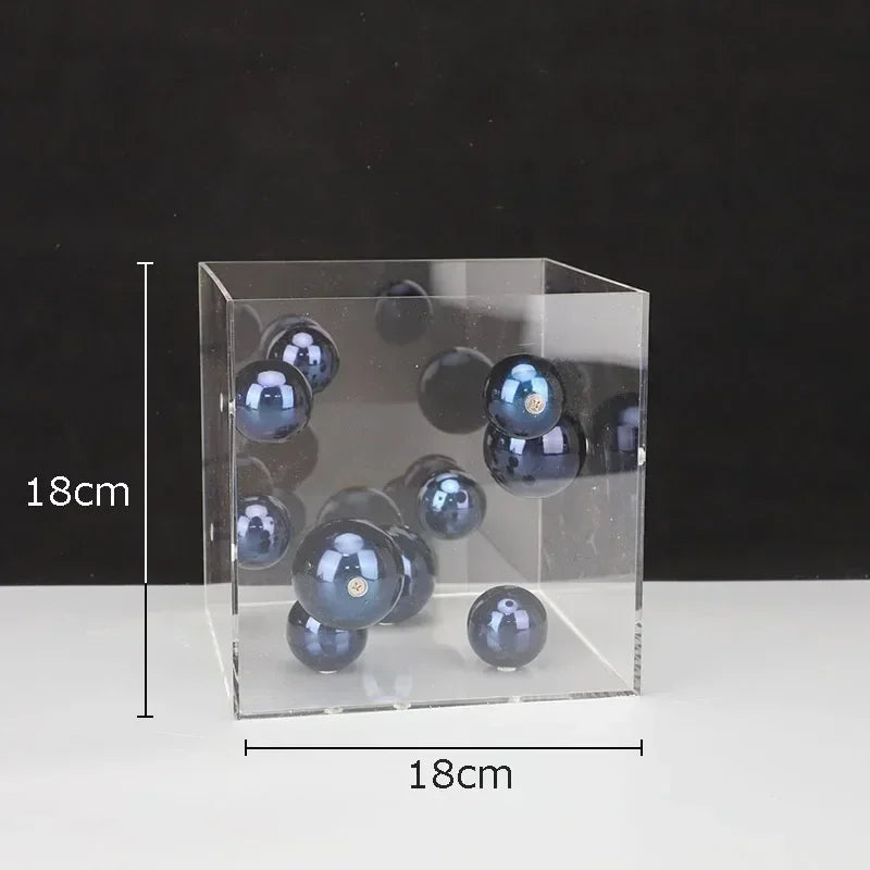 décoration moderne cube transparent boules colorées rouge bleu argent doré minimalistes