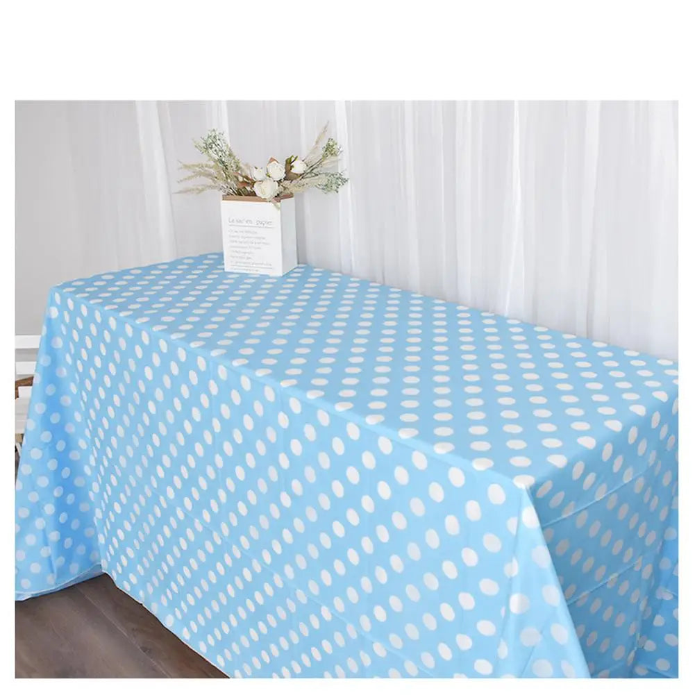 nappe table rouge bleu clair moderne points blancs assiettes couverts décoration cuisine vases fleurs