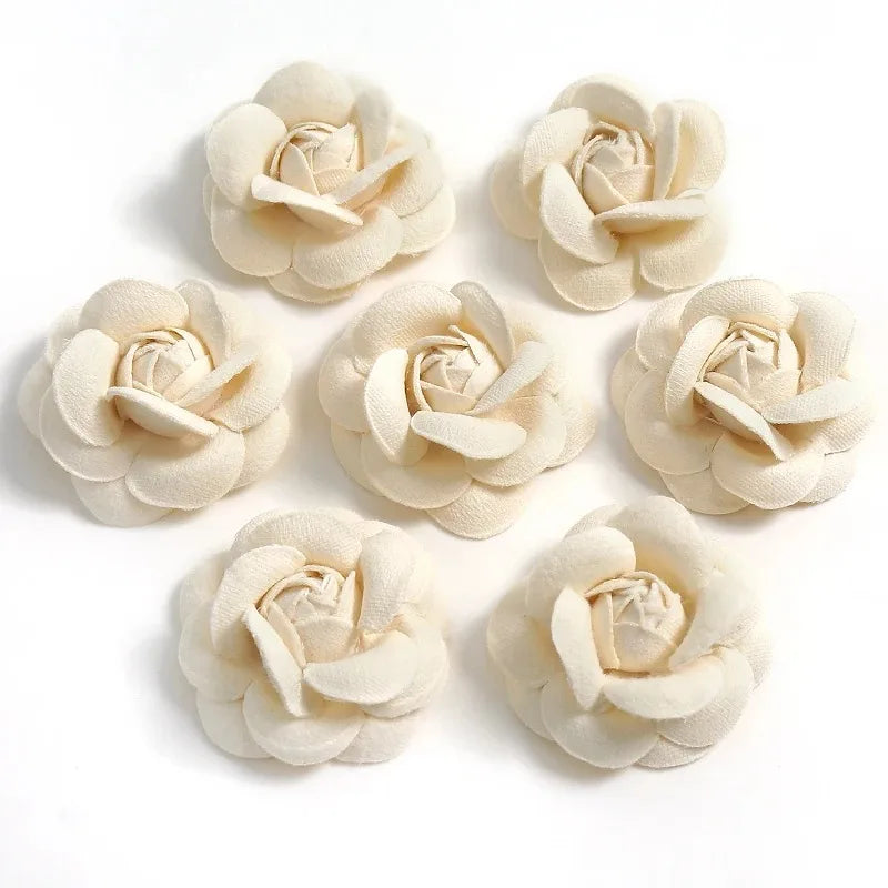décoration intérieure artificielle roses soie détaillées blanc beige rose pâle noir opaques