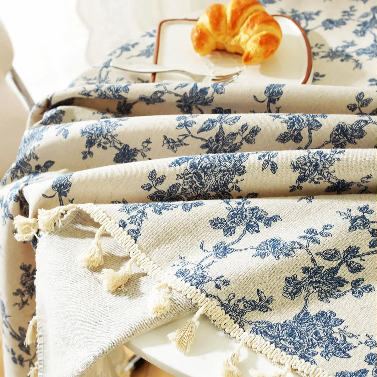 nappe ronde fleur bleue motif floral rustique franges table beige