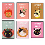 Cette série d'affiches colorées met en scène des chats mignons dans des aliments familiers tels que des pommes, des pêches, des poires, des tomates, des bagels et des beignets.