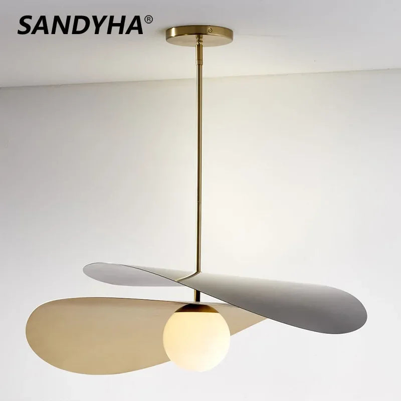 suspension lumineuse moderne or noir blanc ailes métalliques incurvées minimaliste chambre salon