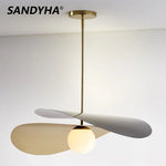 suspension lumineuse moderne or noir blanc ailes métalliques incurvées minimaliste chambre salon