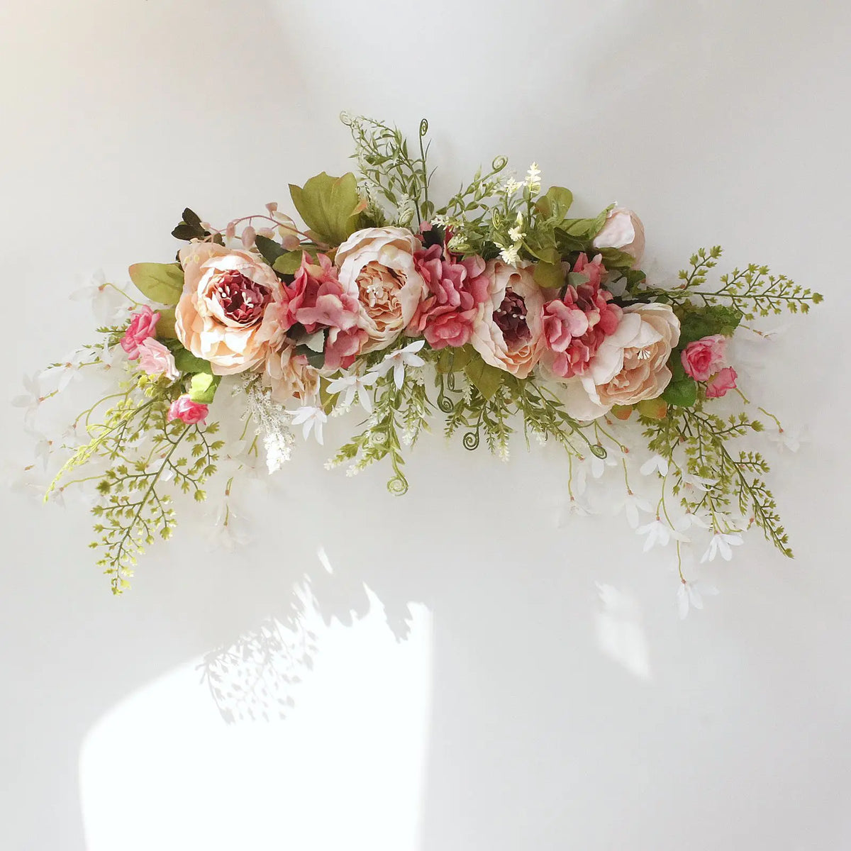 décoration extérieure mariage guirlande florale artificielle rose feuilles verte naturelle romantique