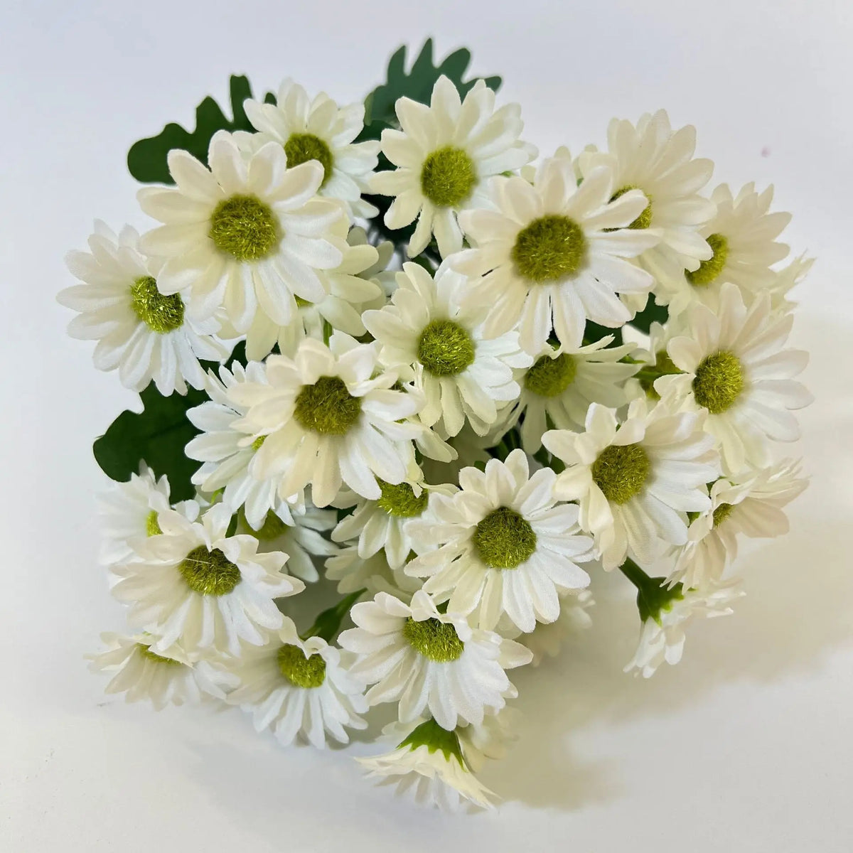 bouquets fleurs artificielles multiples pétales centre jaune vases noirs intérieur décoration mariage fêtes orangées
