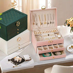 boîte rangement bijoux cuir blanc moderne élégante poignées métalliques verrouillable intérieure motifs géométriques