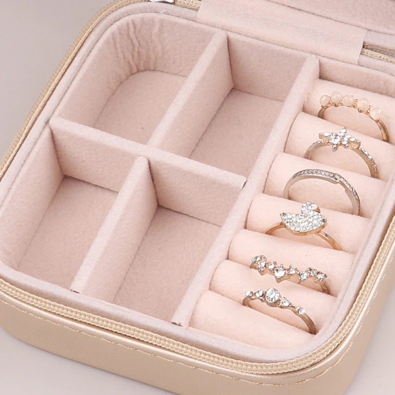 boîte bijoux zippée velours rose pâle moderne élégante femme bracelet boucles doreilles collier montre