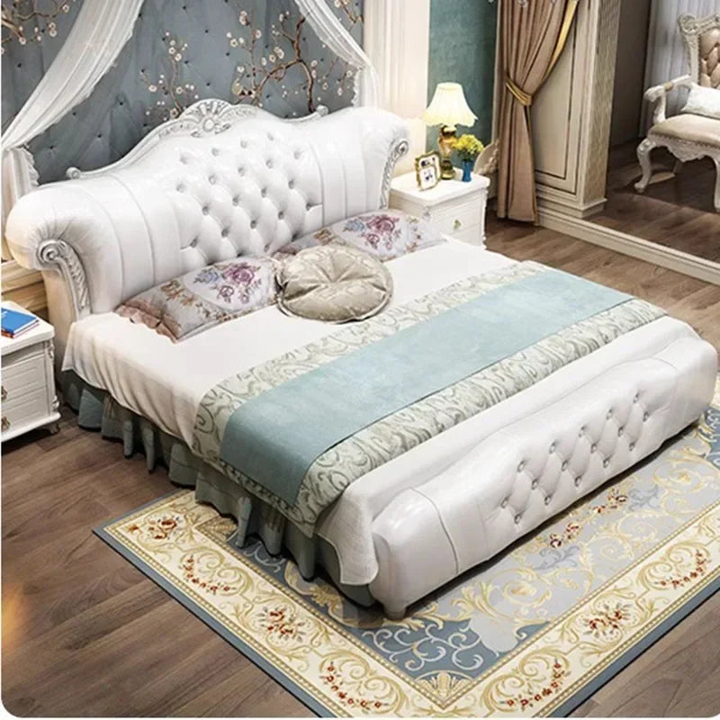 Détail du cuir de luxe et du bois du lit de mariage