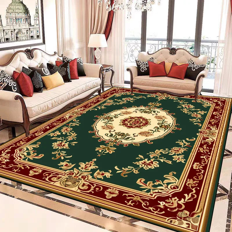 Un magnifique tapis oriental vert et doré, orné de motifs floraux délicats, qui habille avec élégance ce salon contemporain.