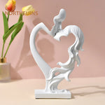 statuette moderne couple enlacés forme cœur résine blanche dorée argentée romantique decoration interieur base