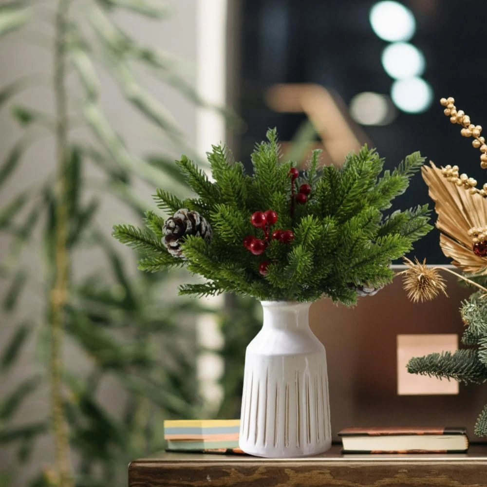 bouquets branches vertes artificielles conifères baies rouges cônes pin decoration noel hiverintérieurextérieur