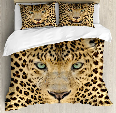Parure de lit marron motif léopard sur un lit king size