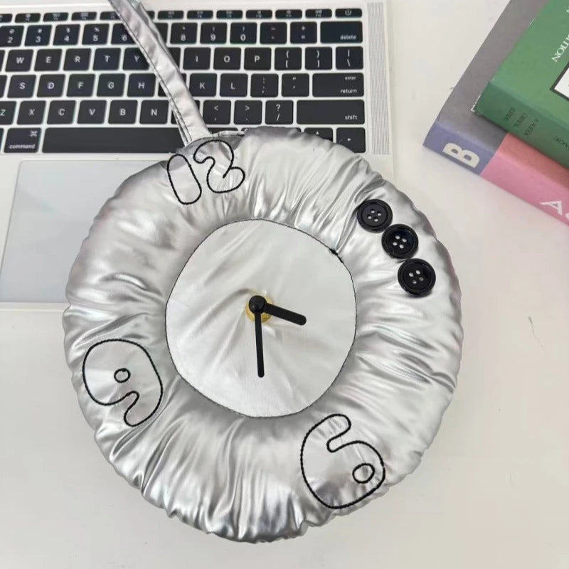 horloge murale moderne rose argentée tissu brodé salon décoration aiguilles boutons adhésif
