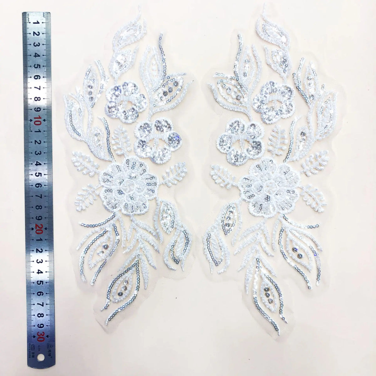 appliques textiles brodées fleurs sequins bleu clair vert rose blanc décoratives vêtements occasion party