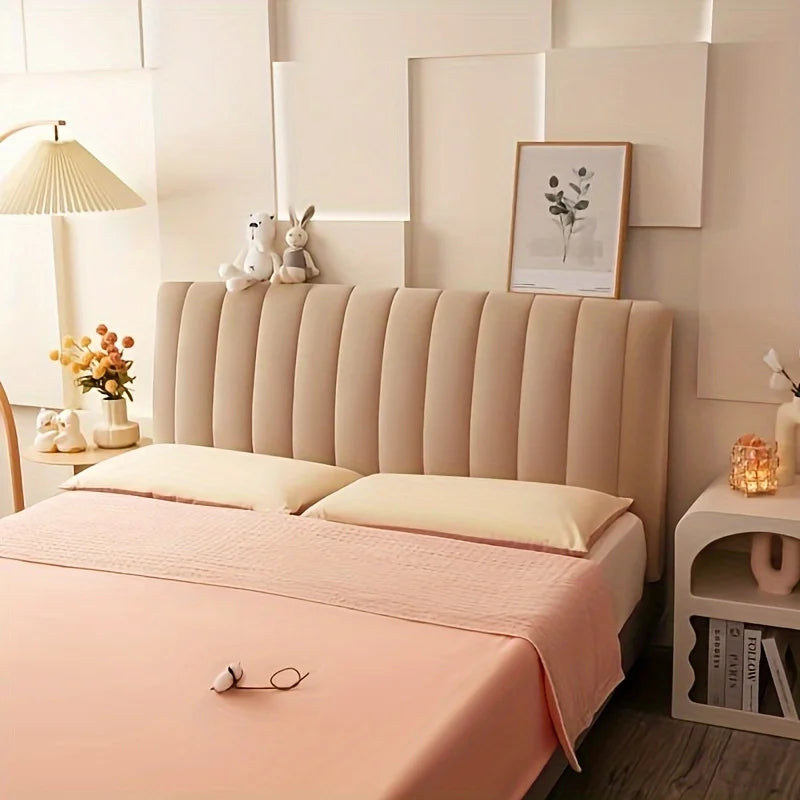 Housse de tête de lit en velours doux matelassée de couleur violette sur un lit