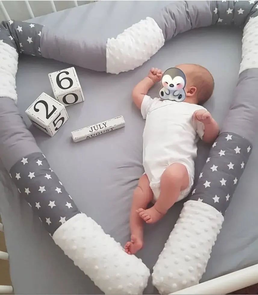 coussin lit bébé gris blanc rose étoiles blanches motif moelleux moderne doux jouet animal