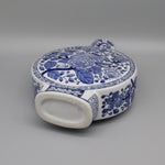 Boîte décorative en céramique bleu et blanc avec des motifs floraux élaborés.