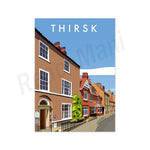Vue d'une rue animée dans une ville pittoresque, avec des maisons colorées aux fenêtres à guillotine et une affiche publicitaire pour la ville de Thirsk.