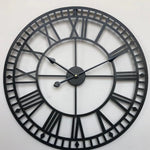 Détail du cadran ouvert de l'horloge murale squelette en métal