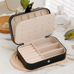 boîte bijoux moderne velours beige cuir bleu rose compartiments élégants portables voyage