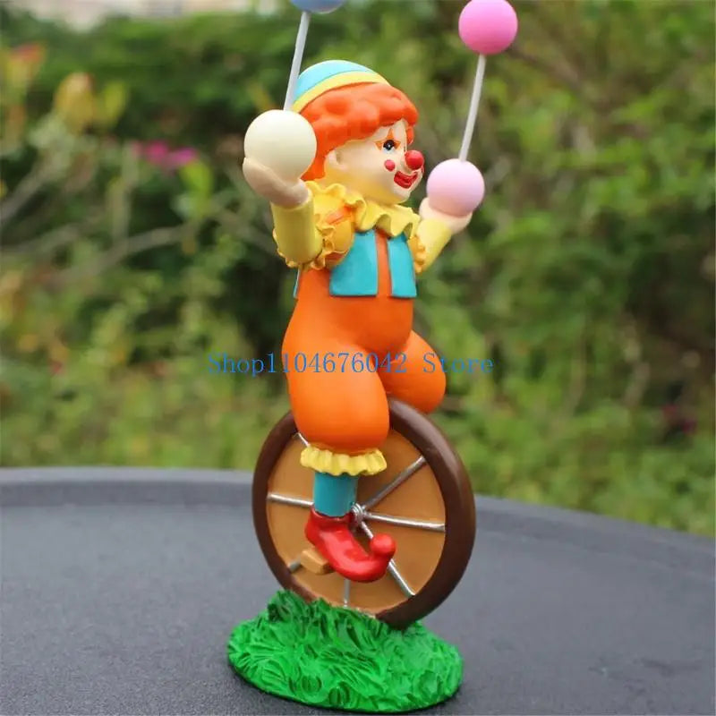 figurine clown monocycle balles suspendues herbe decoration intérieure moderne orange jaune bleu vert rouge
