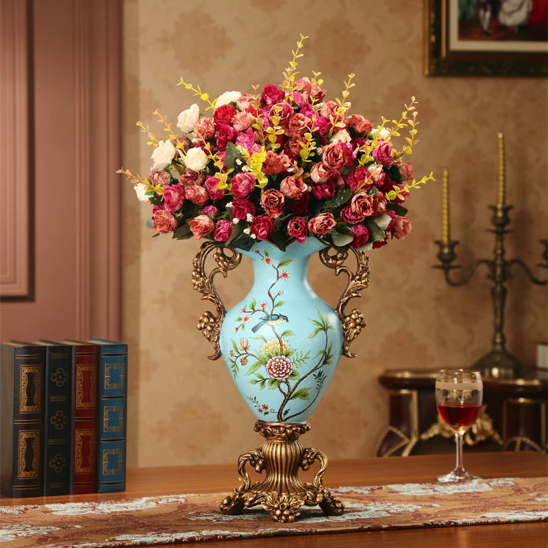 Détail des motifs floraux sur vase en résine