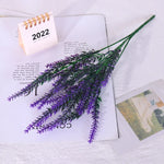 décoration intérieure moderne bouquet fleurs artificielles violettes feuilles pointues pot noir mariage anniversaire
