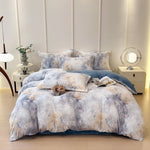 Chambre à coucher confortable avec un lit douillet aux motifs floraux printaniers sur la parure de lit.