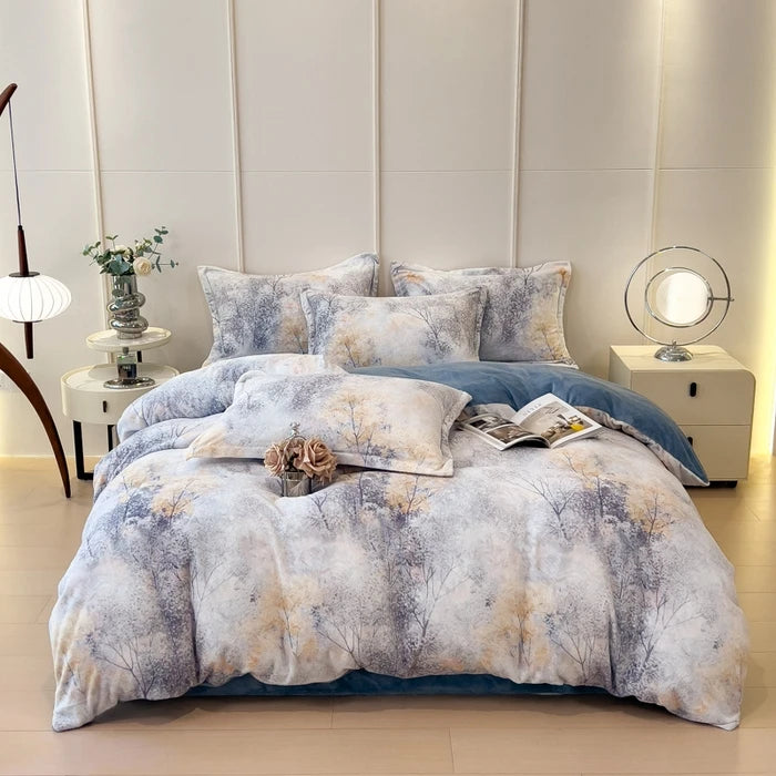 Chambre à coucher confortable avec un lit douillet aux motifs floraux printaniers sur la parure de lit.