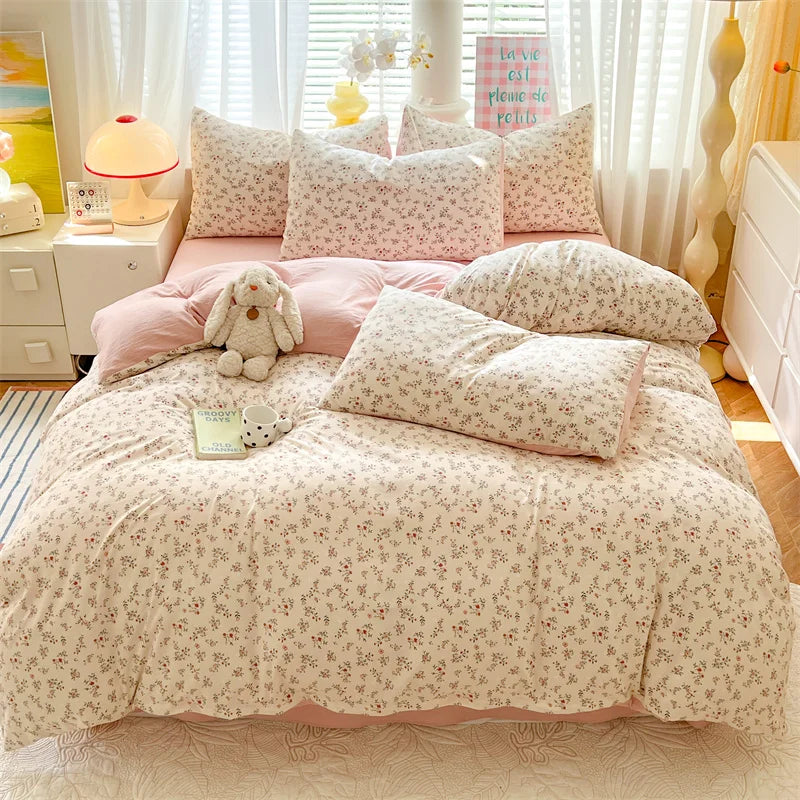 Housse de couette fleurie en couleur rouge dans une chambre décorée