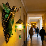 lampe murale mythologique sculptée personnages feuilles verre translucide bronze verte decorative fantastique