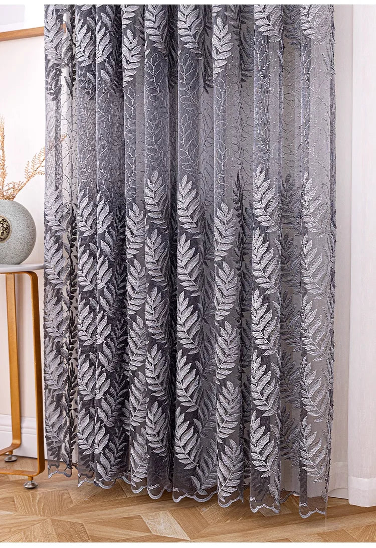 rideau moderne gris blanc broderie feuilles stylisées semi transparent anneaux noirs salon