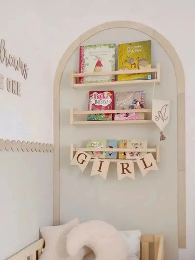 décoration murale arche bois clair découpes circulaires enfantines étagères murales tissu floral peluche tortue