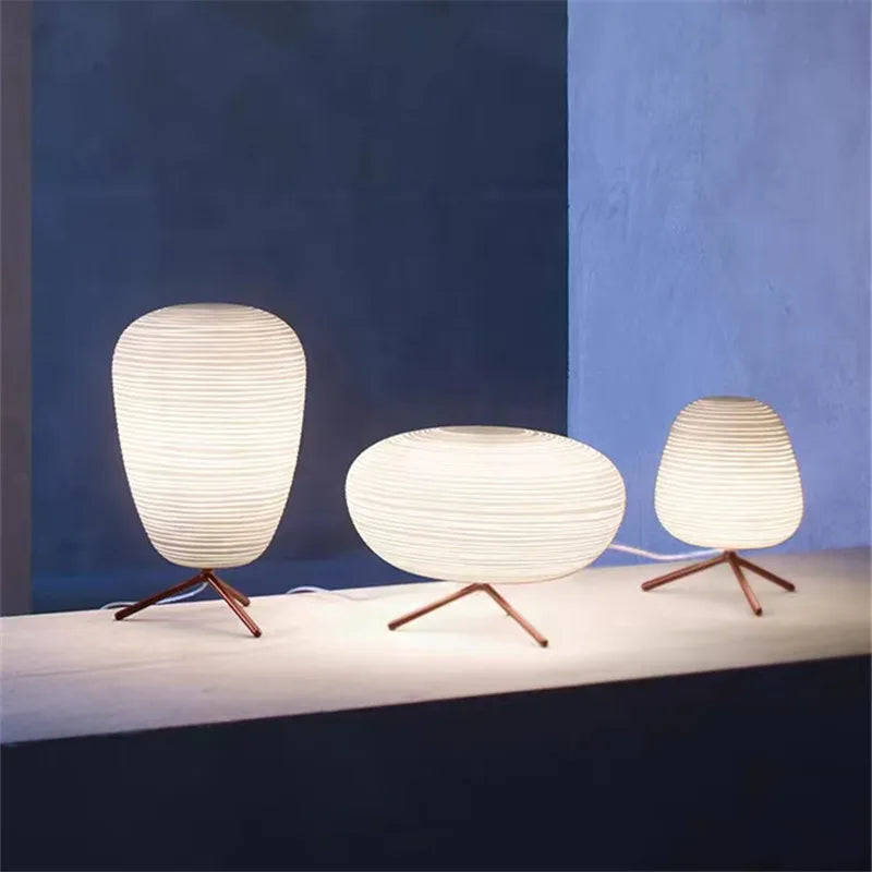 lampe table moderne verre blanc motif rayures horizontales pied bois salon intérieur