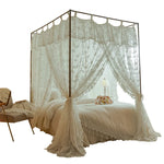 Élégante chambre à coucher avec un lit à baldaquin en métal et un couvre-lit blanc orné de dentelle et de volants.