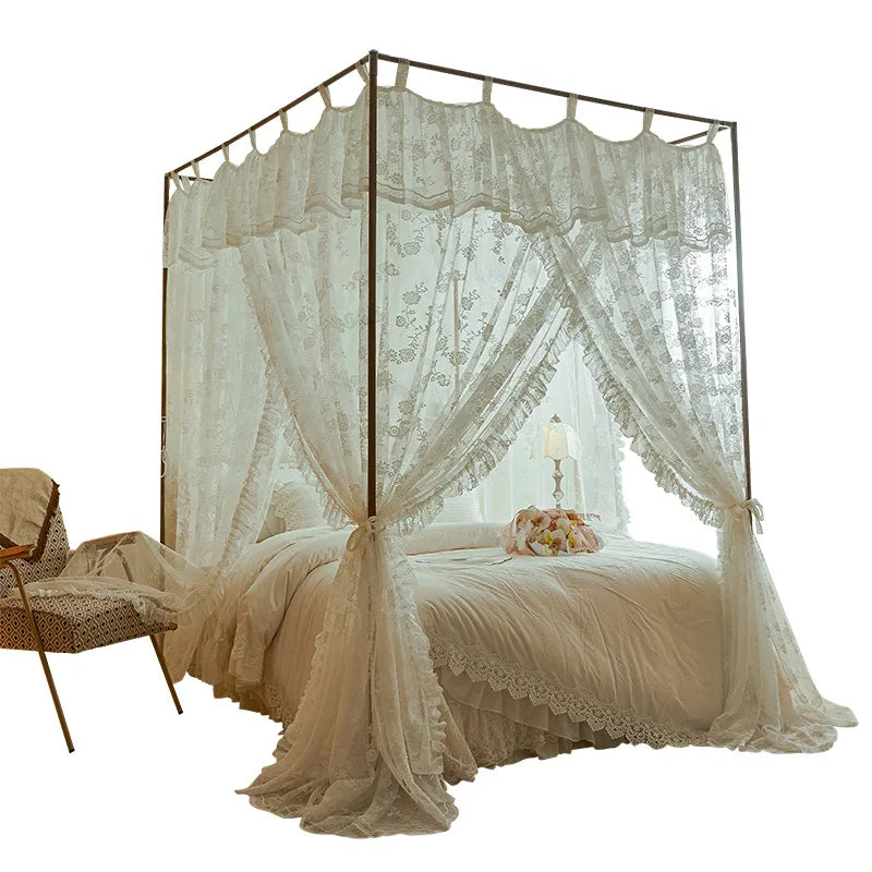 Élégante chambre à coucher avec un lit à baldaquin en métal et un couvre-lit blanc orné de dentelle et de volants.