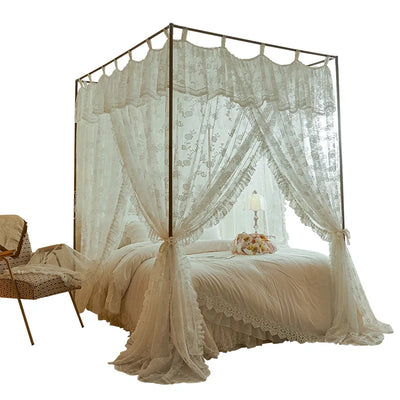 Élégante chambre à coucher avec un lit à baldaquin en métal et un couvre-lit blanc orné de dentelle et de volants.