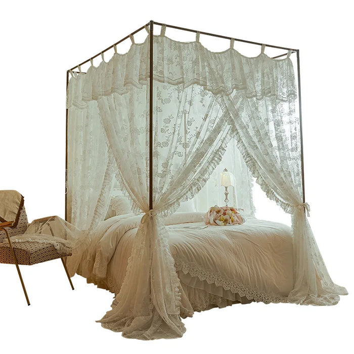 Élégante chambre à coucher avec un lit à baldaquin en métal et un couvre-lit blanc orné de dentelle et de volants.