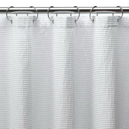 Image montrant des rideaux élégants en fibres de polyester, présentant un design maillé unique en nuances de blanc. Ces rideaux de haute qualité ajoutent une touche contemporaine à tout espace, tout en offrant une solution efficace pour contrôler la lumière et protéger l'intimité. Parfait pour ceux qui recherchent des rideaux innovants et esthétiques.