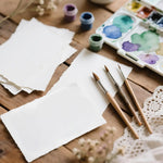 feuilles aquarelle blanc fleurs bleues texture rugueuse artisanal 300gsm clips pinceaux palette peinture boîte