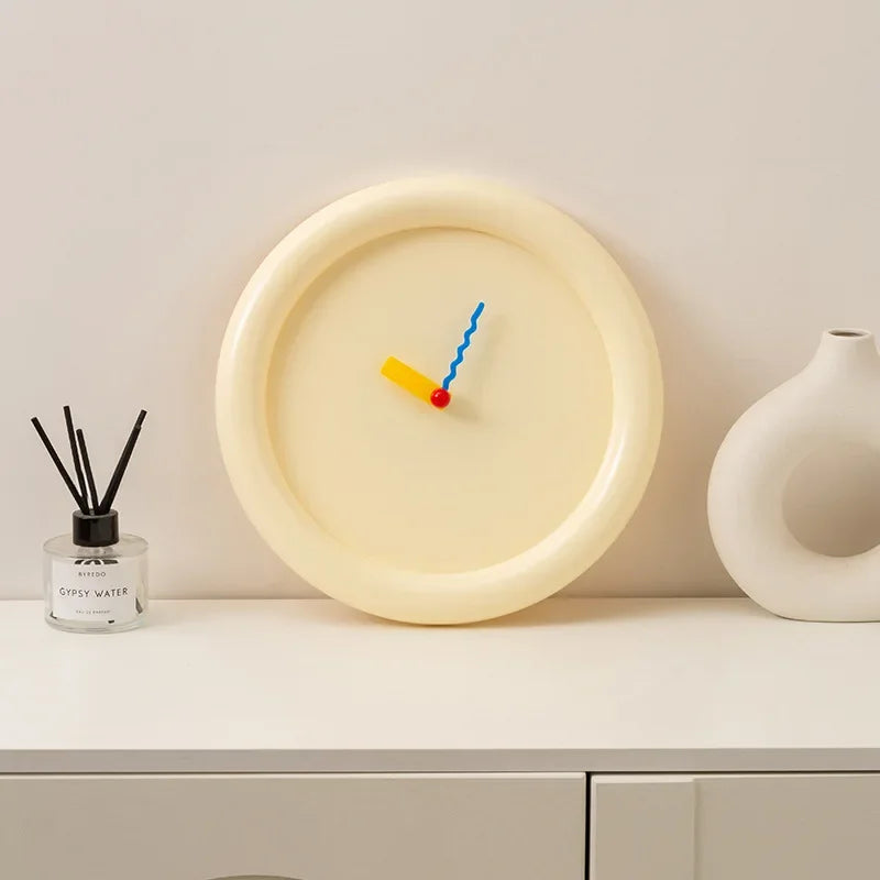 horloge murale moderne aiguilles originales minimaliste couleur jaune rouge bleu blanc
