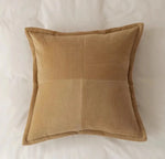 Ce coussin marron en velours côtelé apporte une touche de chaleur et de confort dans la chambre.