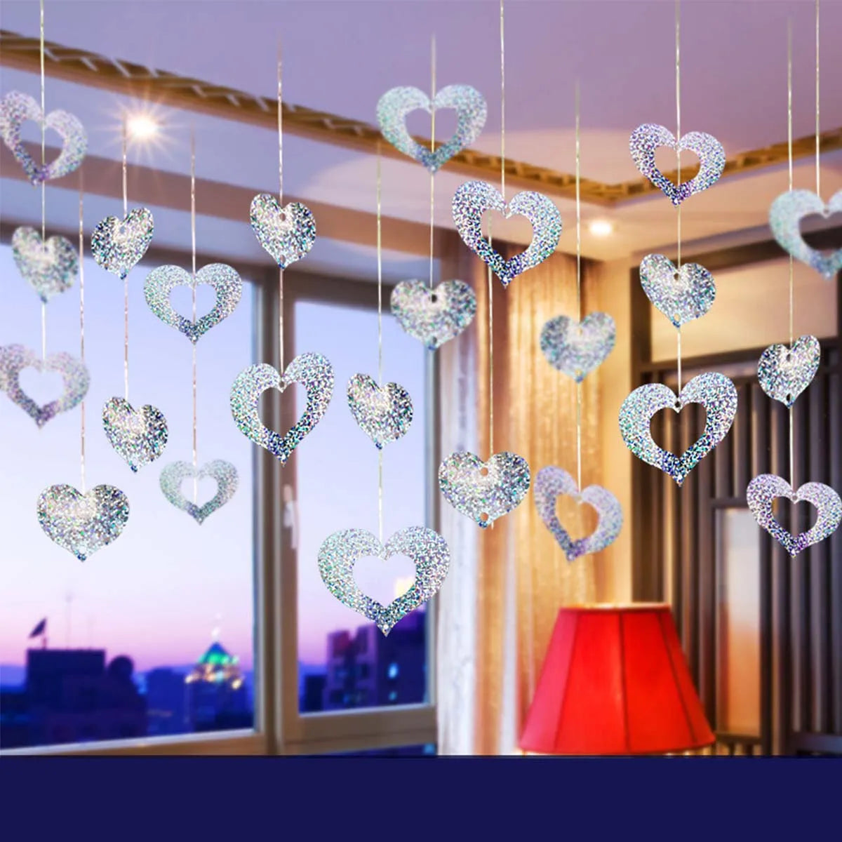 Ballons pluie argentés suspendus pour décoration de mariage élégante