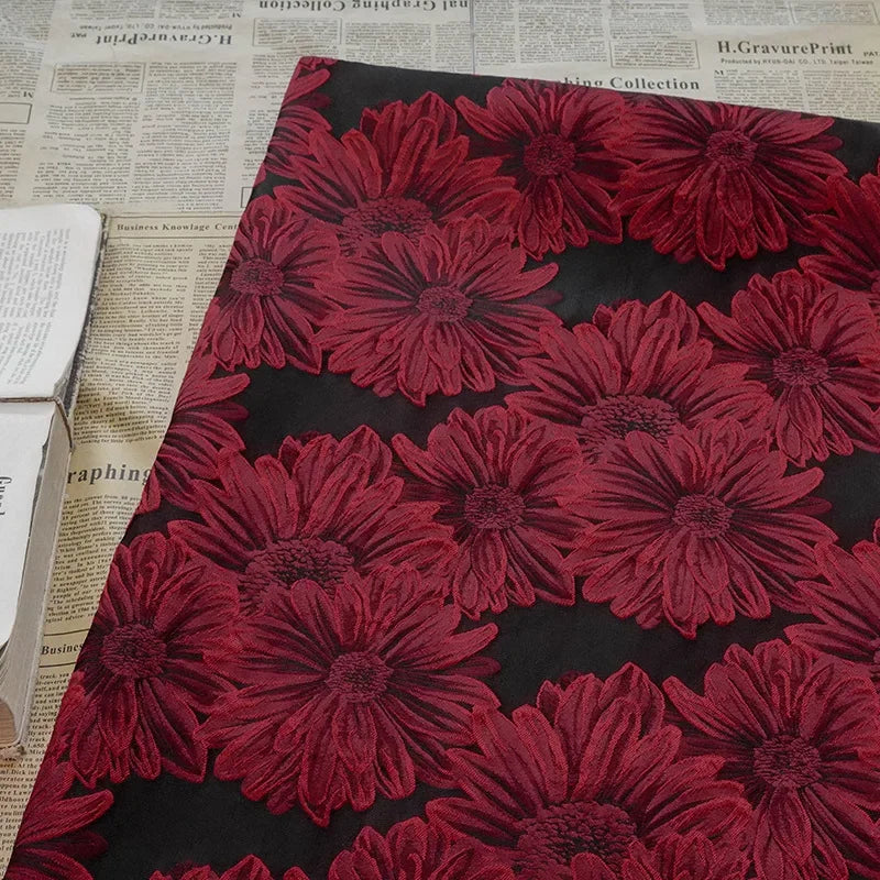 tissu brocart fleurs relief rouge foncé polyester texturé élégant largeur 160cm respectueux environnement