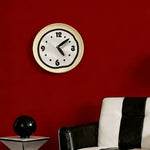 horloge murale moderne beige points irrégulière bordure aiguilles noires chiffres opaques salon chambre