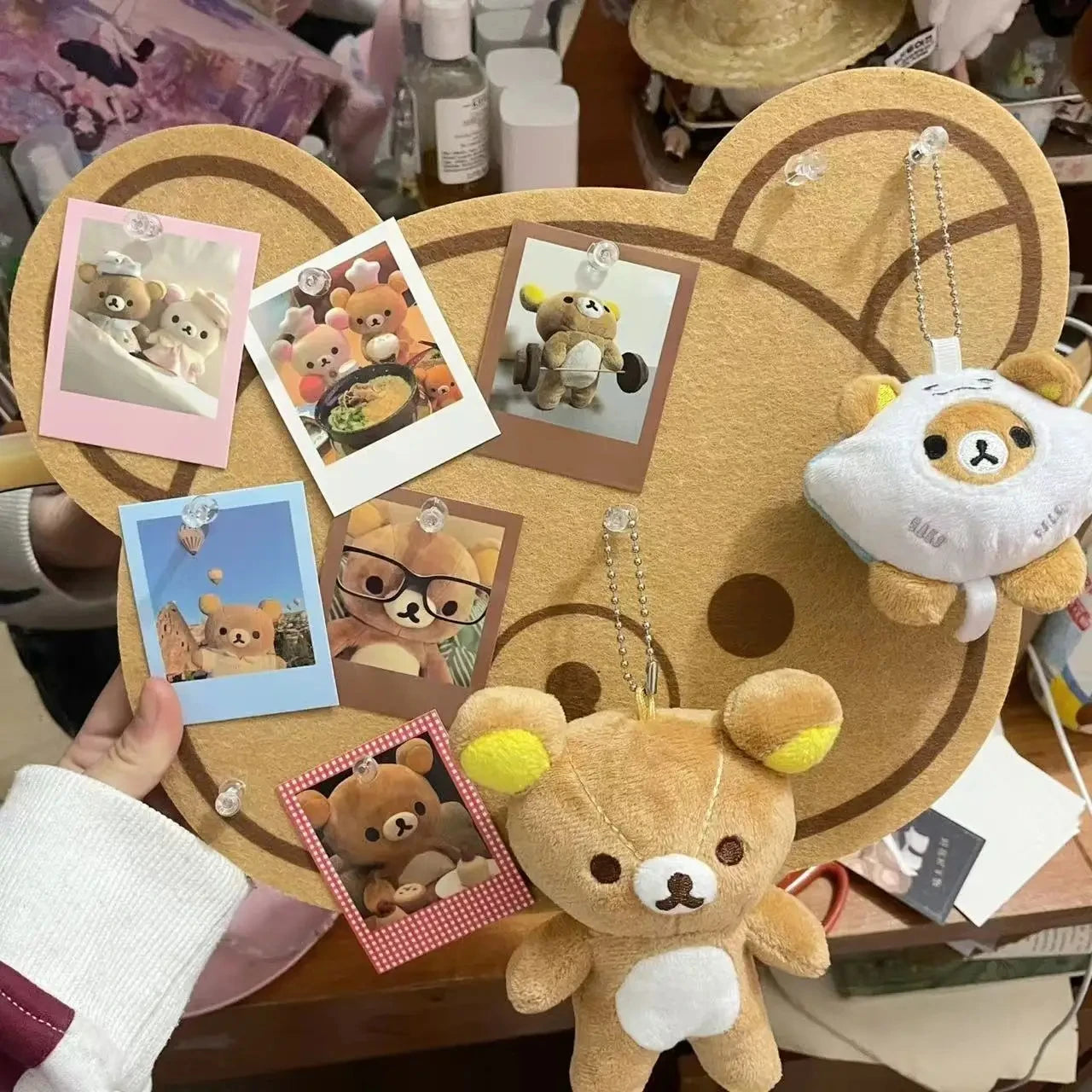 Panneau mural en feutre ours Rilakkumas installé dans une chambre d'enfant moderne