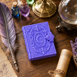 accessoires décoration miniature livre violet motifs floraux ancien magique bougies chandeliers parchemins vieux papiers